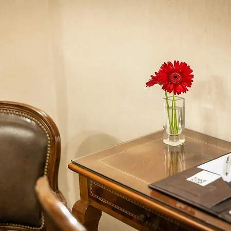 Melia Recoleta Plaza Hotel Buenos Aires Exterior foto A desk with a flower vase